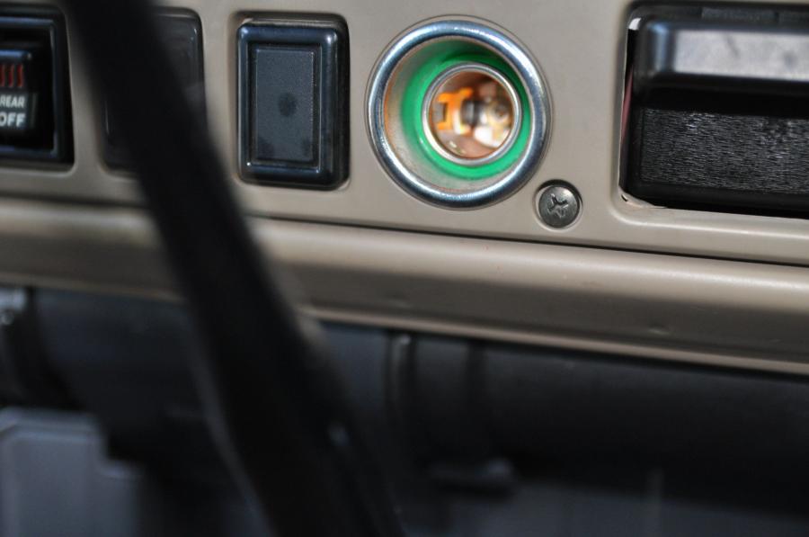 Детали интерьера Toyota Land Cruiser 60 (FJ60) 1984 года  (NA) (фото 140 из 251)